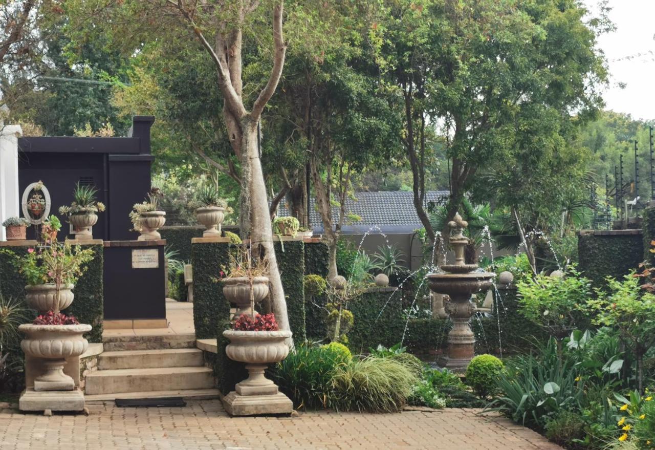 ホテル アット 98 オン リンバーン ゲスト ハウス Pretoria-Noord エクステリア 写真