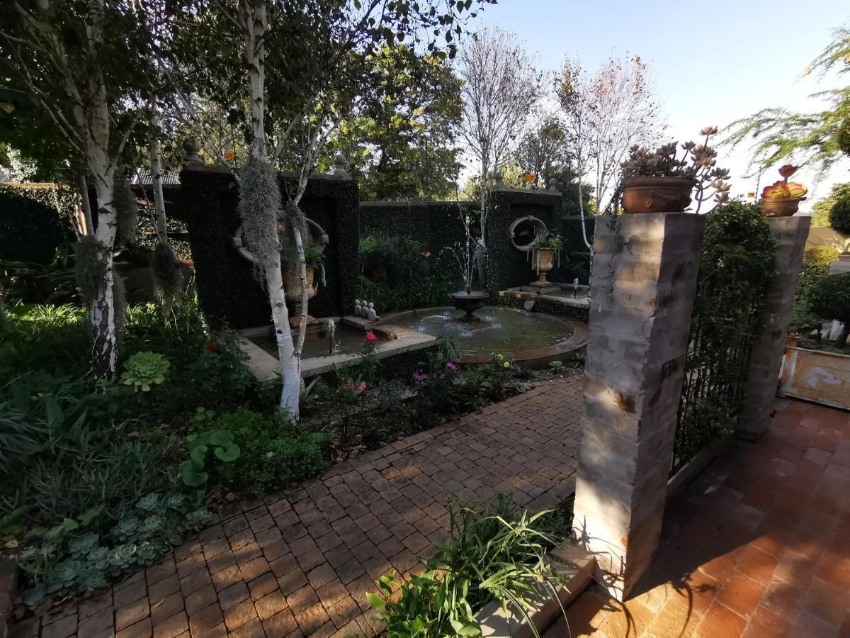 ホテル アット 98 オン リンバーン ゲスト ハウス Pretoria-Noord エクステリア 写真