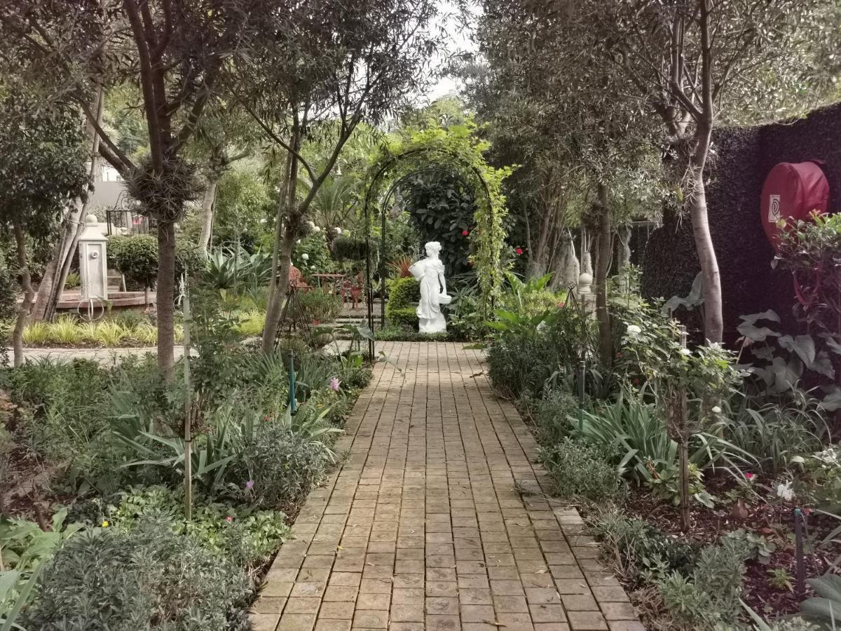 ホテル アット 98 オン リンバーン ゲスト ハウス Pretoria-Noord エクステリア 写真
