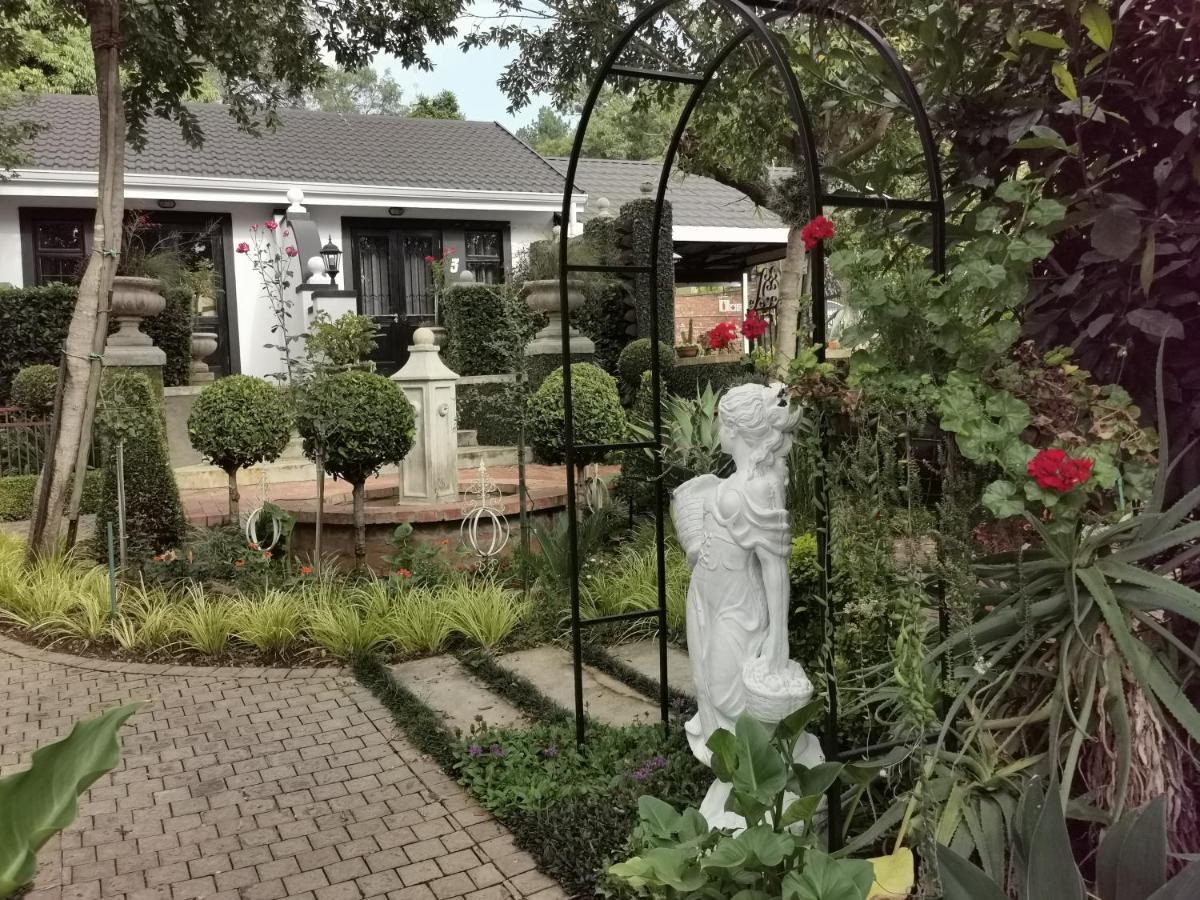 ホテル アット 98 オン リンバーン ゲスト ハウス Pretoria-Noord エクステリア 写真